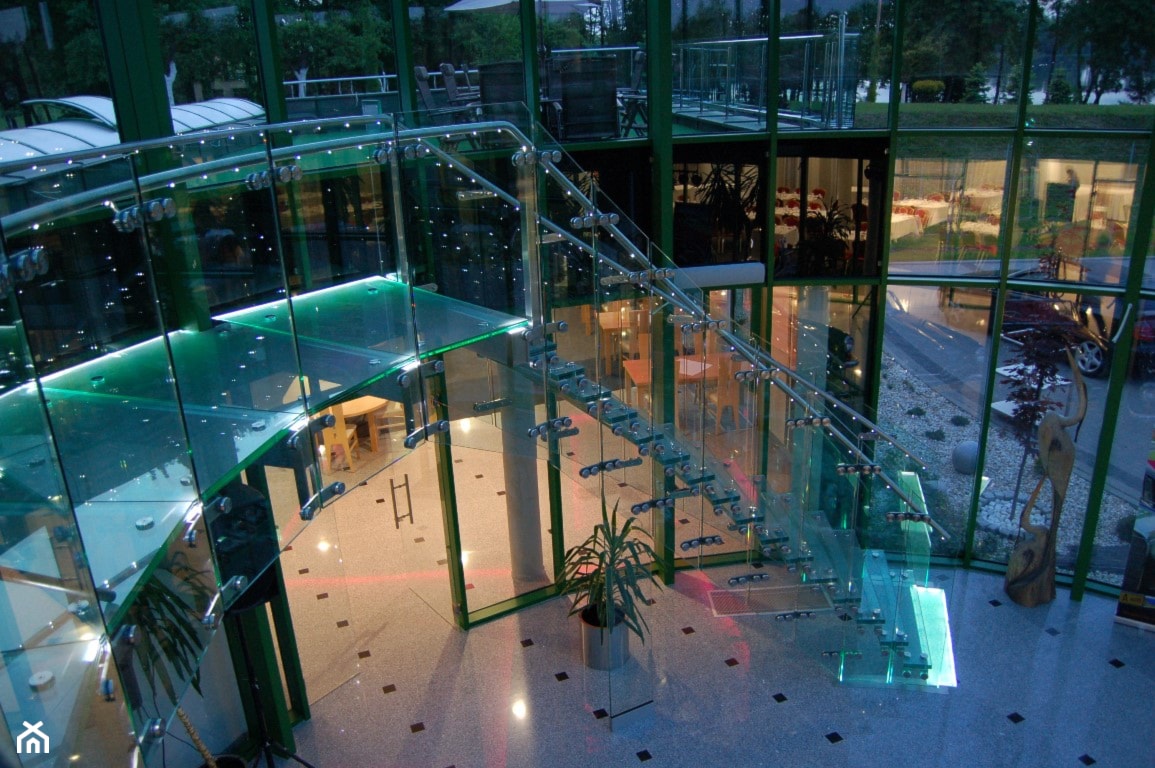 Szklane schody w hotelowym holu - zdjęcie od Tierspol producent schodów szklanych i całoszklanych - Homebook