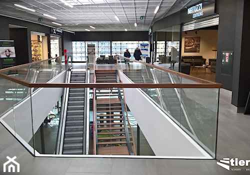 Nowoczesne balustrady szklane do centrum handlowego - zdjęcie od Tierspol producent schodów szklanych i całoszklanych