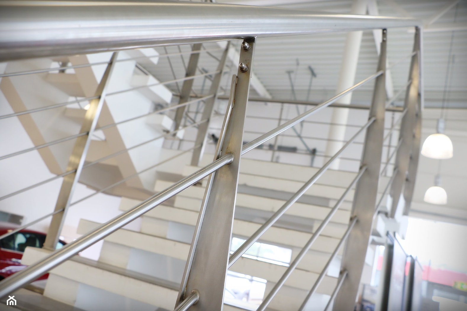 Praktyczne balustrady w salonie samochodowym - zdjęcie od Tierspol producent schodów szklanych i całoszklanych - Homebook