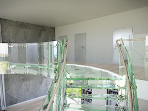 Schody szklane i całoszklane - Schody jednobiegowe szklane, styl nowoczesny - zdjęcie od Tierspol producent schodów szklanych i całoszklanych