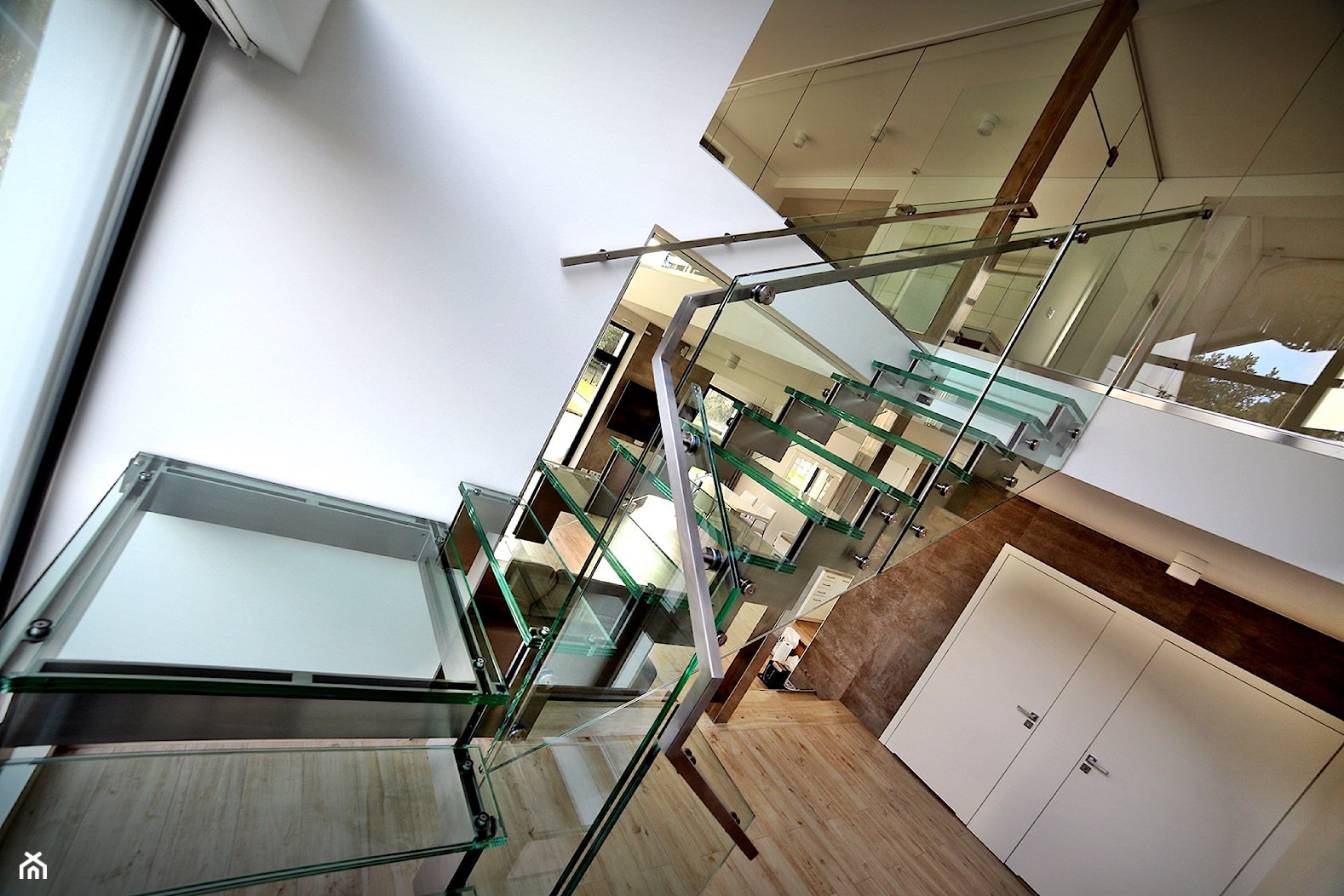 Nowoczesne schody szklane w domu jednorodzinnym - zdjęcie od Tierspol producent schodów szklanych i całoszklanych - Homebook