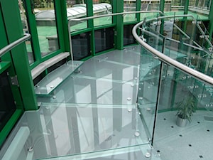 Szklane schody w hotelowym holu - zdjęcie od Tierspol producent schodów szklanych i całoszklanych