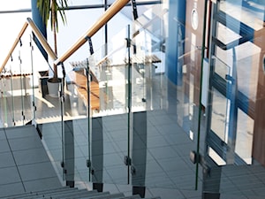 Praktyczne balustrady w Muzeum Wigier - zdjęcie od Tierspol producent schodów szklanych i całoszklanych