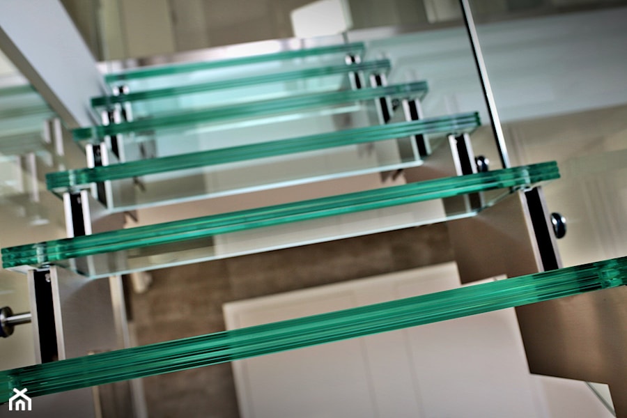 Nowoczesne schody szklane w domu jednorodzinnym - zdjęcie od Tierspol producent schodów szklanych i całoszklanych