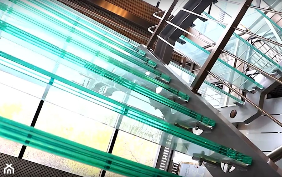 Schody i balustrady szklane w siedzibie firmy - zdjęcie od Tierspol producent schodów szklanych i całoszklanych