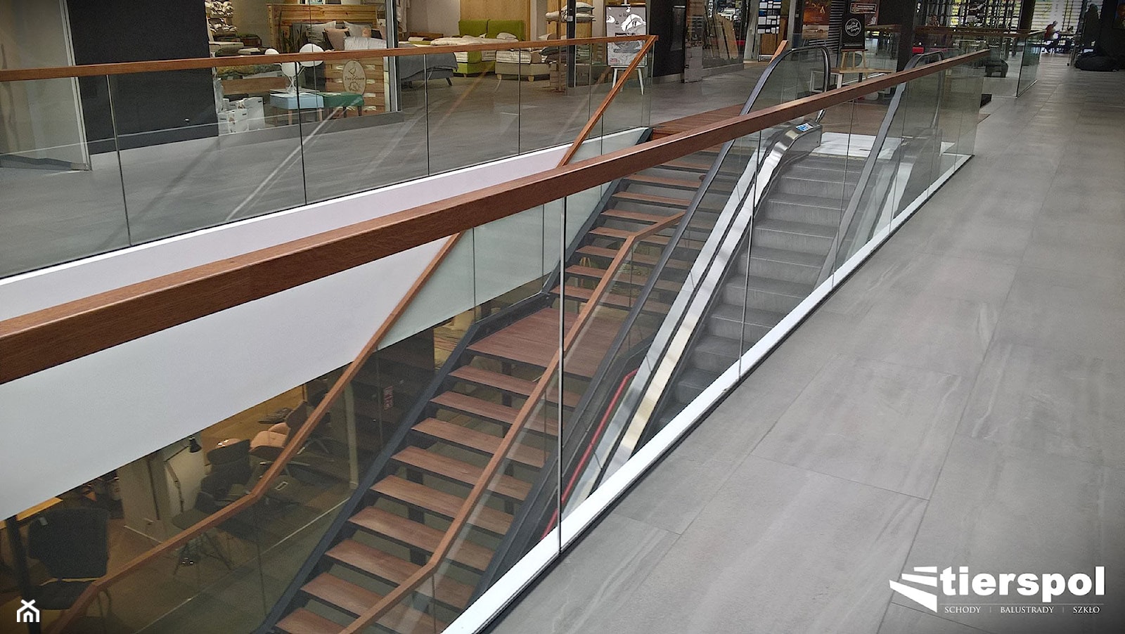 Nowoczesne balustrady szklane do centrum handlowego - zdjęcie od Tierspol producent schodów szklanych i całoszklanych - Homebook