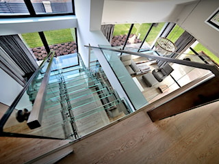 Nowoczesne schody szklane w domu jednorodzinnym