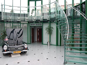 Szklane schody w hotelowym holu - zdjęcie od Tierspol producent schodów szklanych i całoszklanych