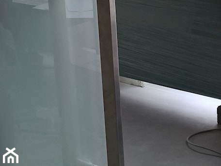 Aranżacje wnętrz - Biuro: Drzwi z systemem samozamykającym - Biuro, styl minimalistyczny - Tierspol producent schodów szklanych i całoszklanych. Przeglądaj, dodawaj i zapisuj najlepsze zdjęcia, pomysły i inspiracje designerskie. W bazie mamy już prawie milion fotografii!