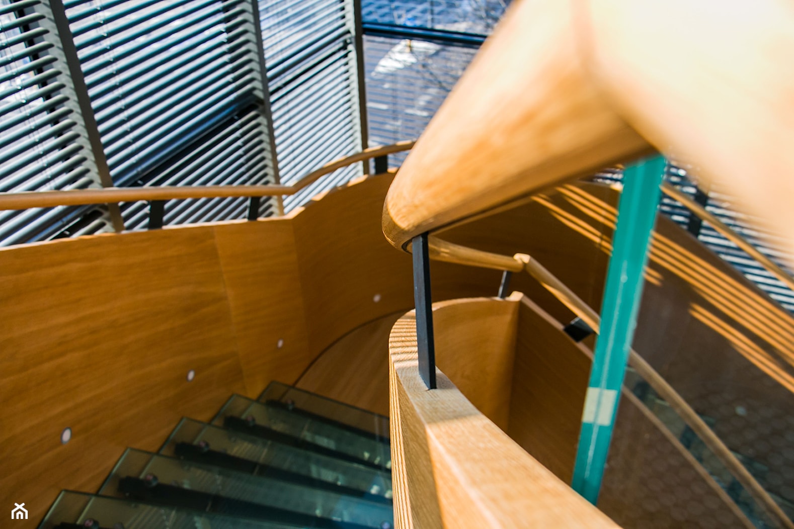 Nowoczesne schody w apartamencie hotelowym - zdjęcie od Tierspol producent schodów szklanych i całoszklanych - Homebook