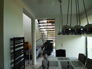 Schody metalowo drewniane Tierspol z całoszklanymi balustradami 