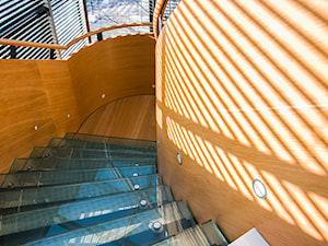 Nowoczesne schody w apartamencie hotelowym - zdjęcie od Tierspol producent schodów szklanych i całoszklanych