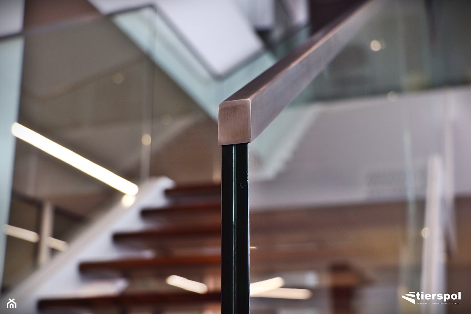 Schody metalowo-drewniane na dwóch belkach - zdjęcie od Tierspol producent schodów szklanych i całoszklanych - Homebook