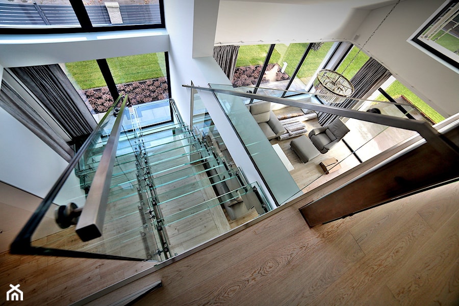 Nowoczesne schody szklane w domu jednorodzinnym - zdjęcie od Tierspol producent schodów szklanych i całoszklanych