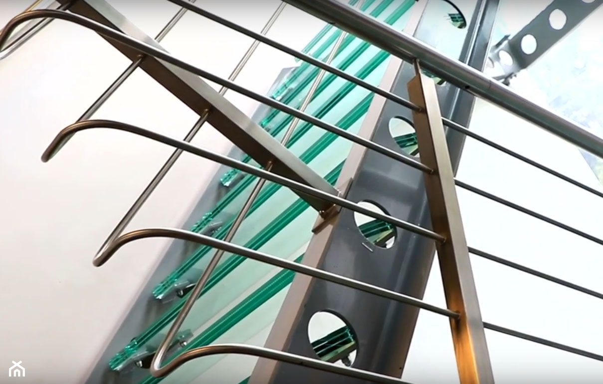 Schody i balustrady szklane w siedzibie firmy - zdjęcie od Tierspol producent schodów szklanych i całoszklanych - Homebook