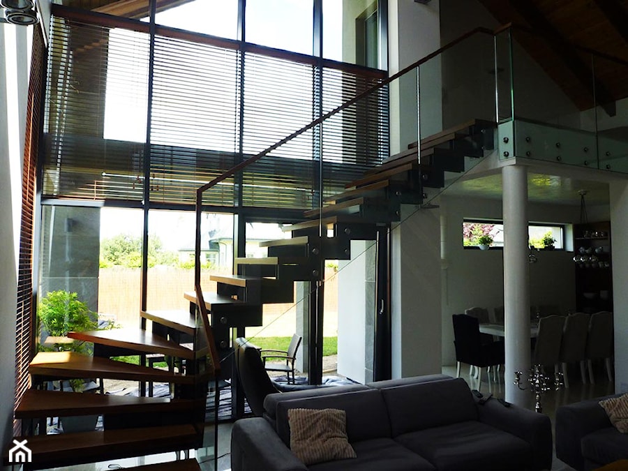 Stylowy dom na Mazurach z nowoczesnymi schodami - zdjęcie od Tierspol producent schodów szklanych i całoszklanych