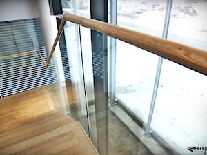 Szklane balustrady w klatce schodowej - zdjęcie od Tierspol producent schodów szklanych i całoszklanych