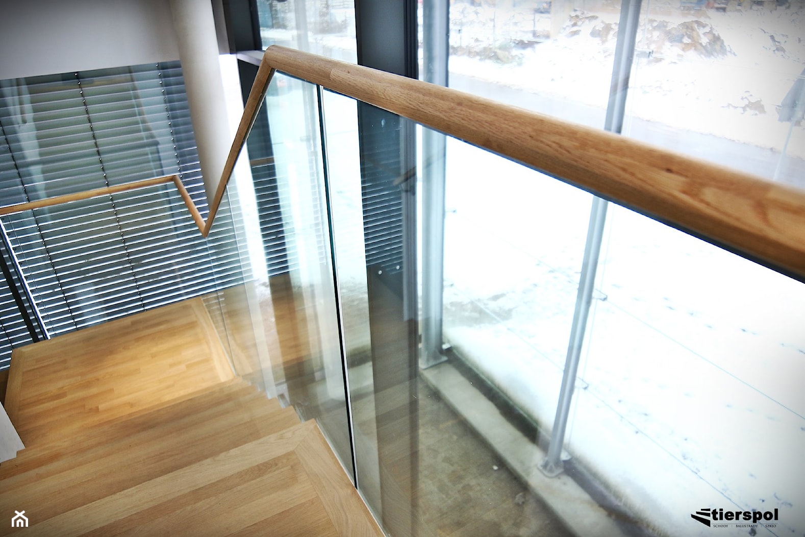 Szklane balustrady w klatce schodowej - zdjęcie od Tierspol producent schodów szklanych i całoszklanych - Homebook