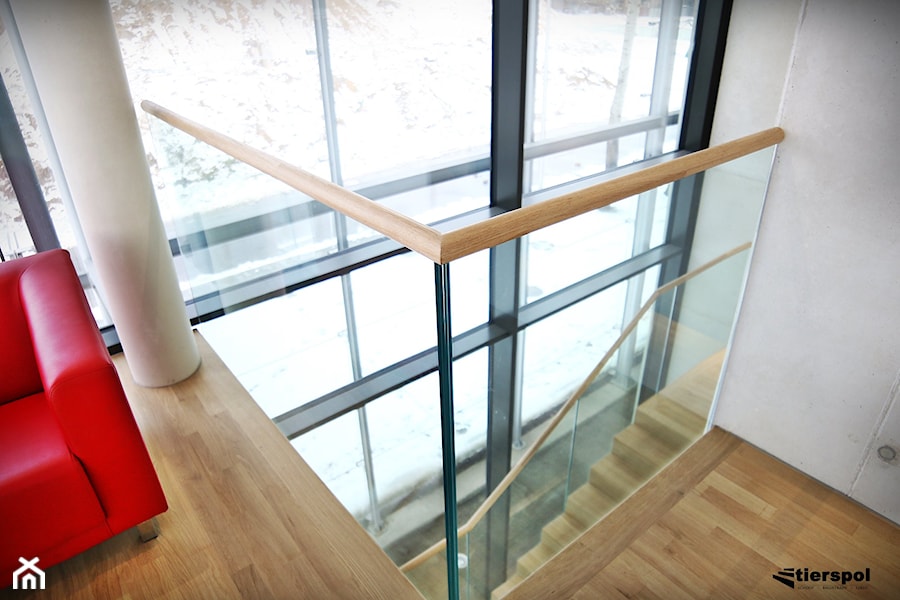 Szklane balustrady w klatce schodowej - zdjęcie od Tierspol producent schodów szklanych i całoszklanych