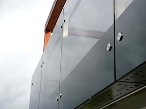 Balustrada szklana ze szkłem grafitowym - zdjęcie od Tierspol producent schodów szklanych i całoszklanych