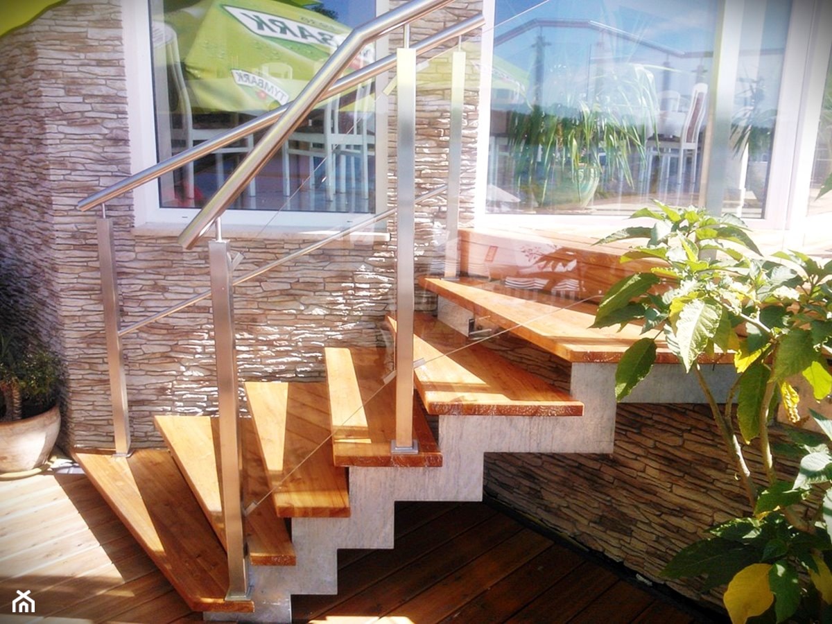Balustrady zewnętrzne w hotelu - zdjęcie od Tierspol producent schodów szklanych i całoszklanych - Homebook