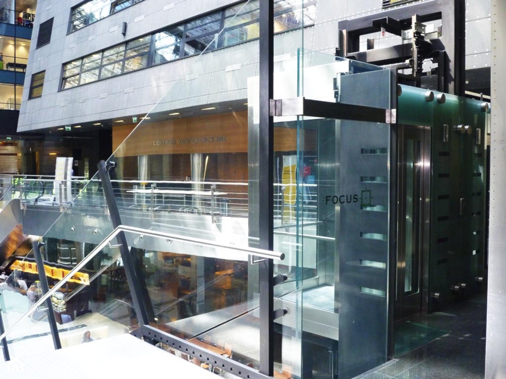 Schody w atrium biurowca Focus w Warszawieoraz szklana kładka nad wejściem głównym - zdjęcie od Tierspol producent schodów szklanych i całoszklanych - Homebook