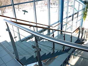 Praktyczne schody w Muzeum Wigier - zdjęcie od Tierspol producent schodów szklanych i całoszklanych