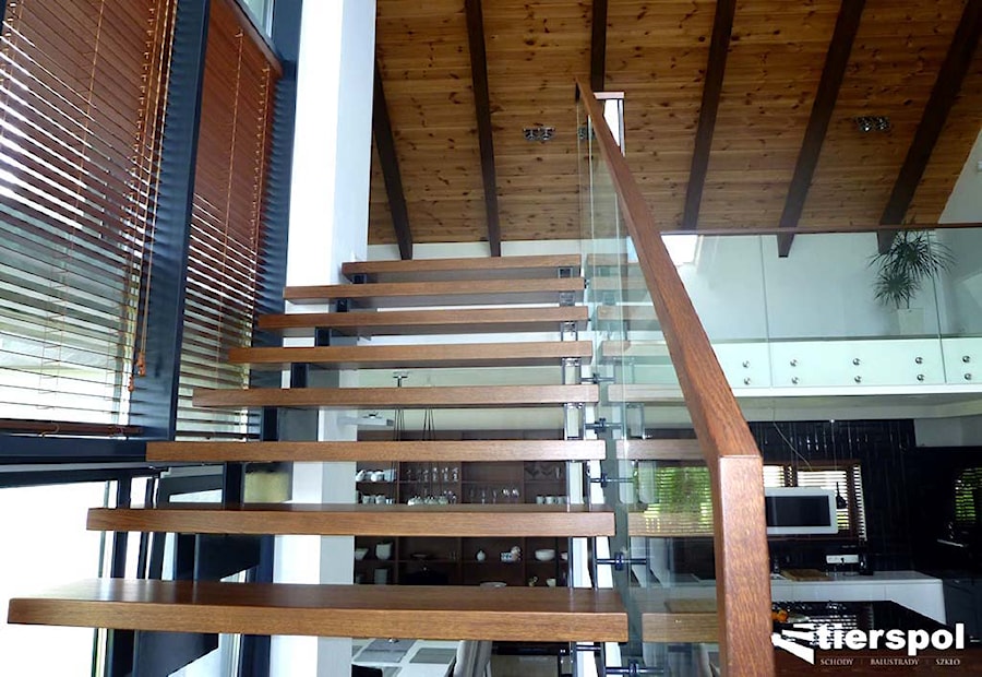 Nowoczesny dom i nasze nowoczesne schody - zdjęcie od Tierspol producent schodów szklanych i całoszklanych
