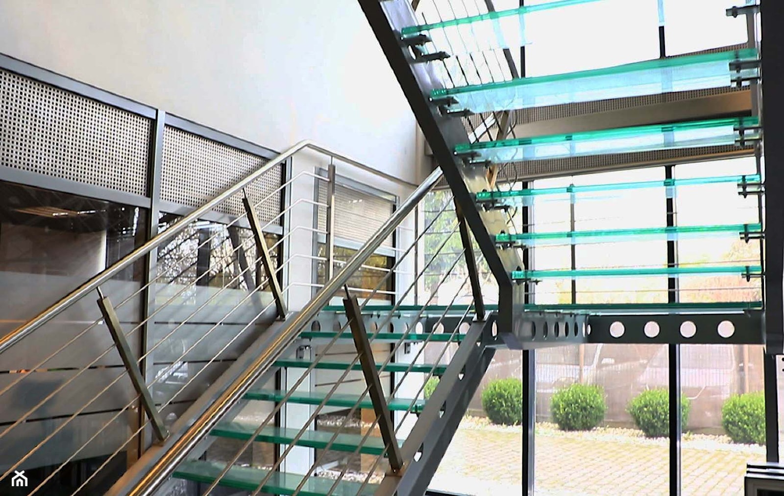 Schody i balustrady szklane w siedzibie firmy - zdjęcie od Tierspol producent schodów szklanych i całoszklanych - Homebook