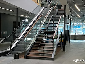 Nowoczesne balustrady szklane do centrum handlowego - zdjęcie od Tierspol producent schodów szklanych i całoszklanych