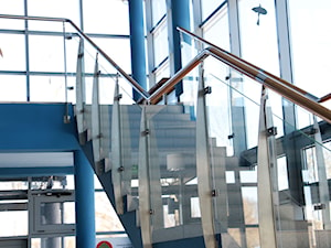 Praltyczne schody w Muzeum Wigier - zdjęcie od Tierspol producent schodów szklanych i całoszklanych