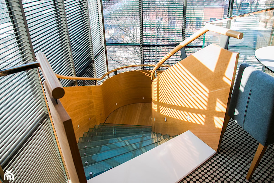 Nowoczesne schody w apartamencie hotelowym - zdjęcie od Tierspol producent schodów szklanych i całoszklanych