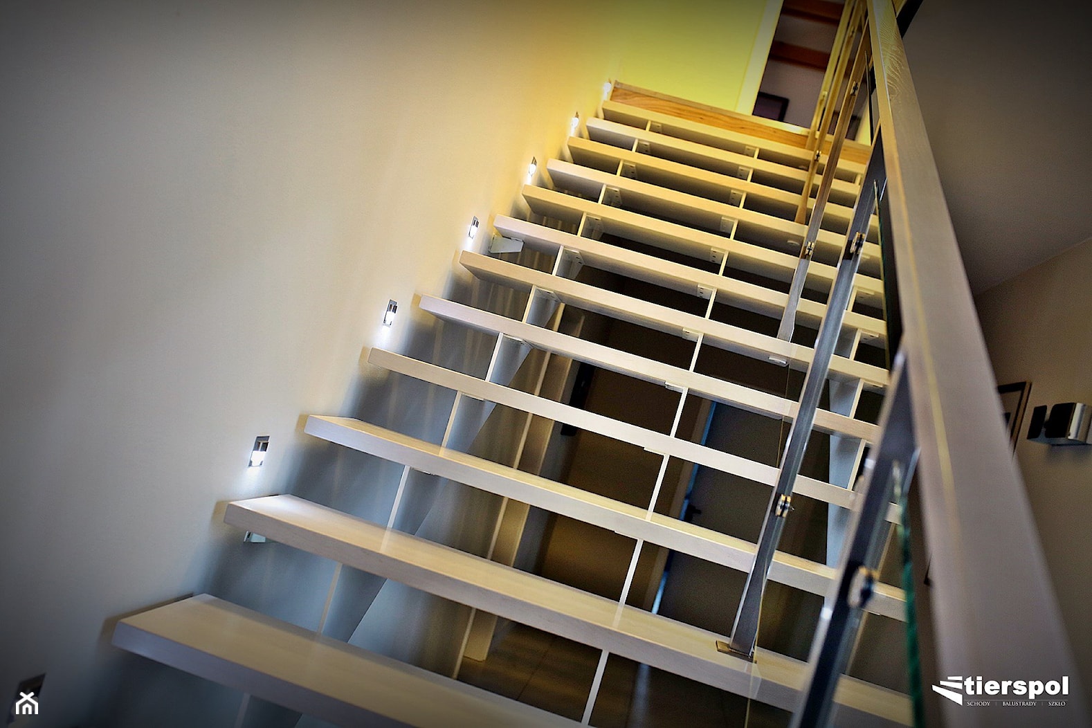 Schody do domu jednorodzinnego - zdjęcie od Tierspol producent schodów szklanych i całoszklanych - Homebook