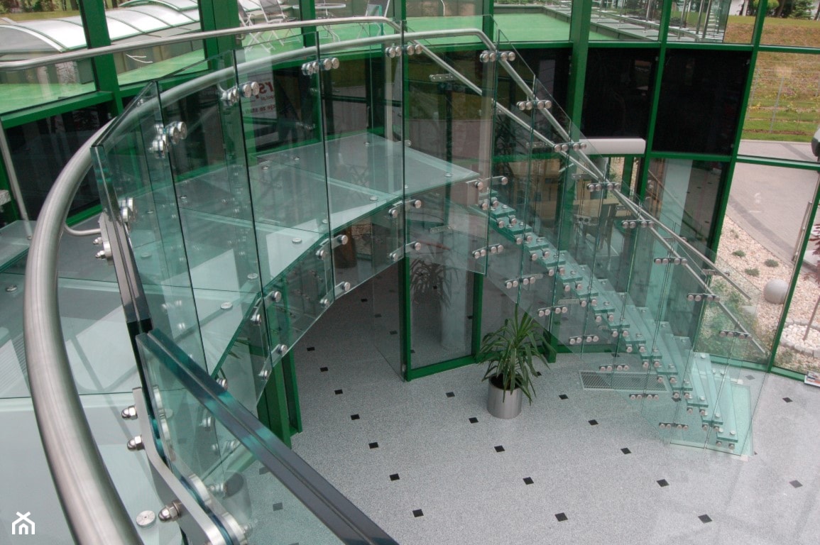 Szklane schody w hotelowym holu - zdjęcie od Tierspol producent schodów szklanych i całoszklanych - Homebook