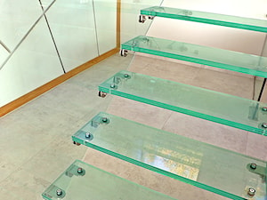 Szklane schody w domu jednorodzinnym - Schody, styl nowoczesny - zdjęcie od Tierspol producent schodów szklanych i całoszklanych