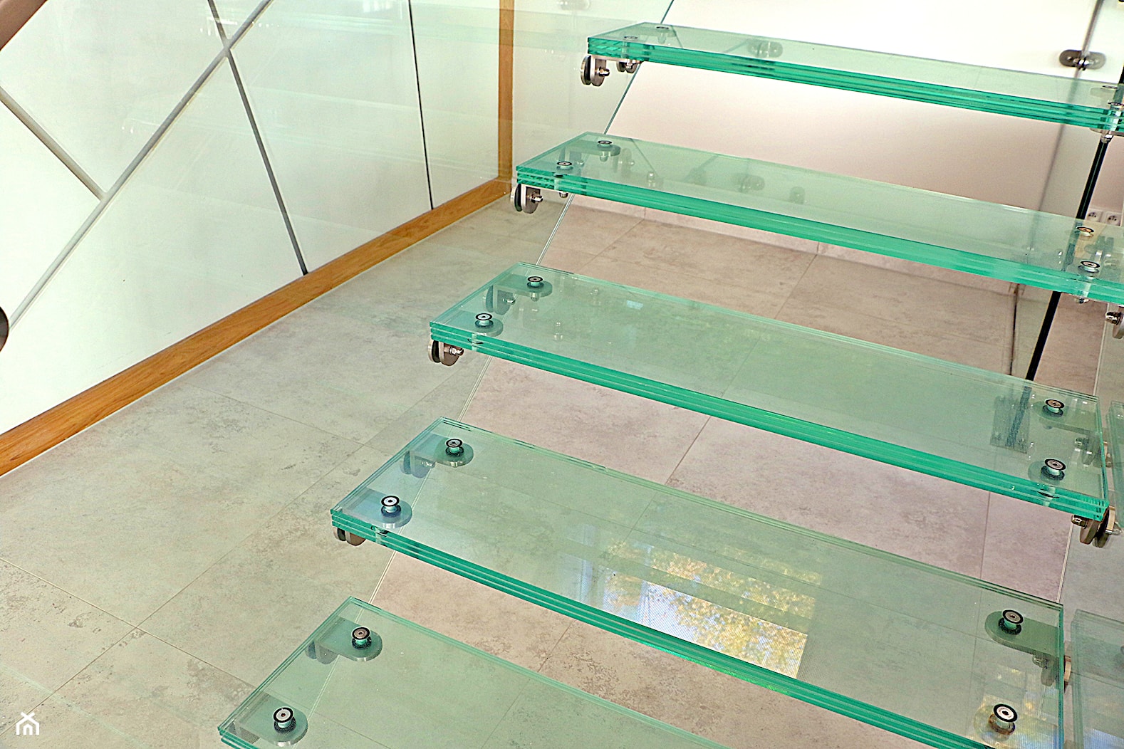 Szklane schody w domu jednorodzinnym - Schody, styl nowoczesny - zdjęcie od Tierspol producent schodów szklanych i całoszklanych - Homebook