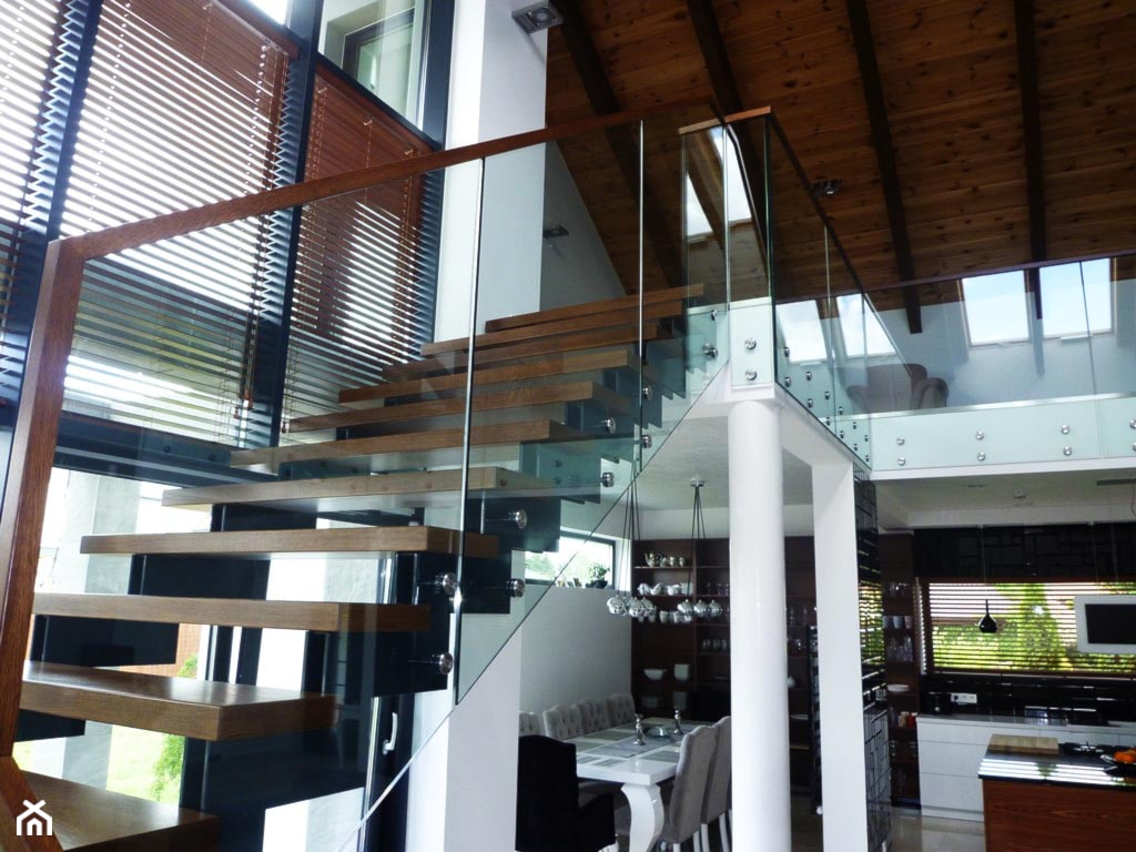Stylowy dom na Mazurach z nowoczesnymi schodami - zdjęcie od Tierspol producent schodów szklanych i całoszklanych - Homebook
