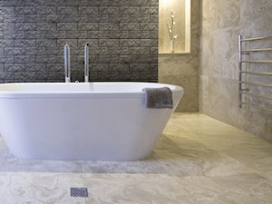 Jadar Home - Duża jako pokój kąpielowy z marmurową podłogą łazienka, styl industrialny - zdjęcie od Jadar
