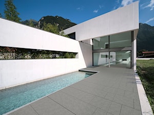 Jadar Garden - Duży z podłoga z płyt betonowych taras z tyłu domu, styl nowoczesny - zdjęcie od Jadar