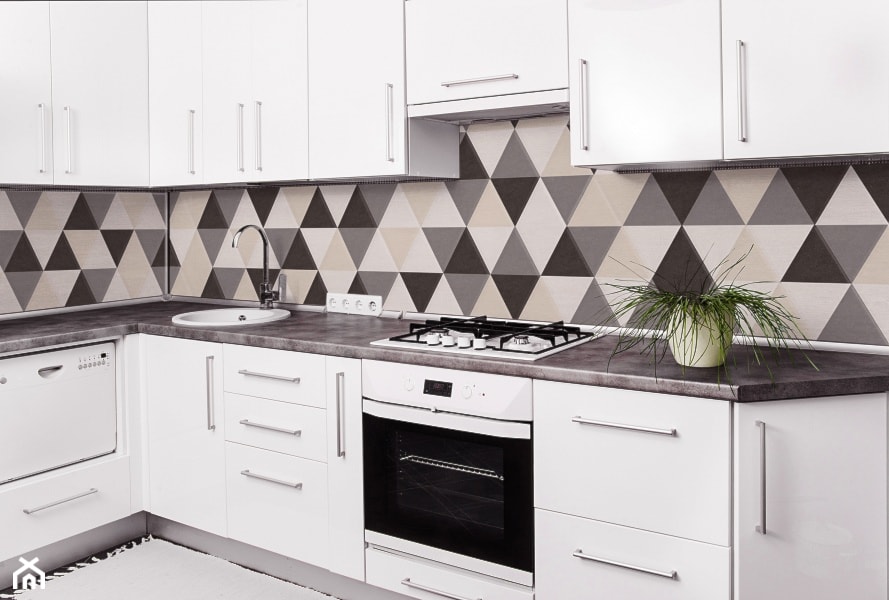 trójkątne płytki betonowe w odcieniach szarości w kuchni, białe meble kuchenne