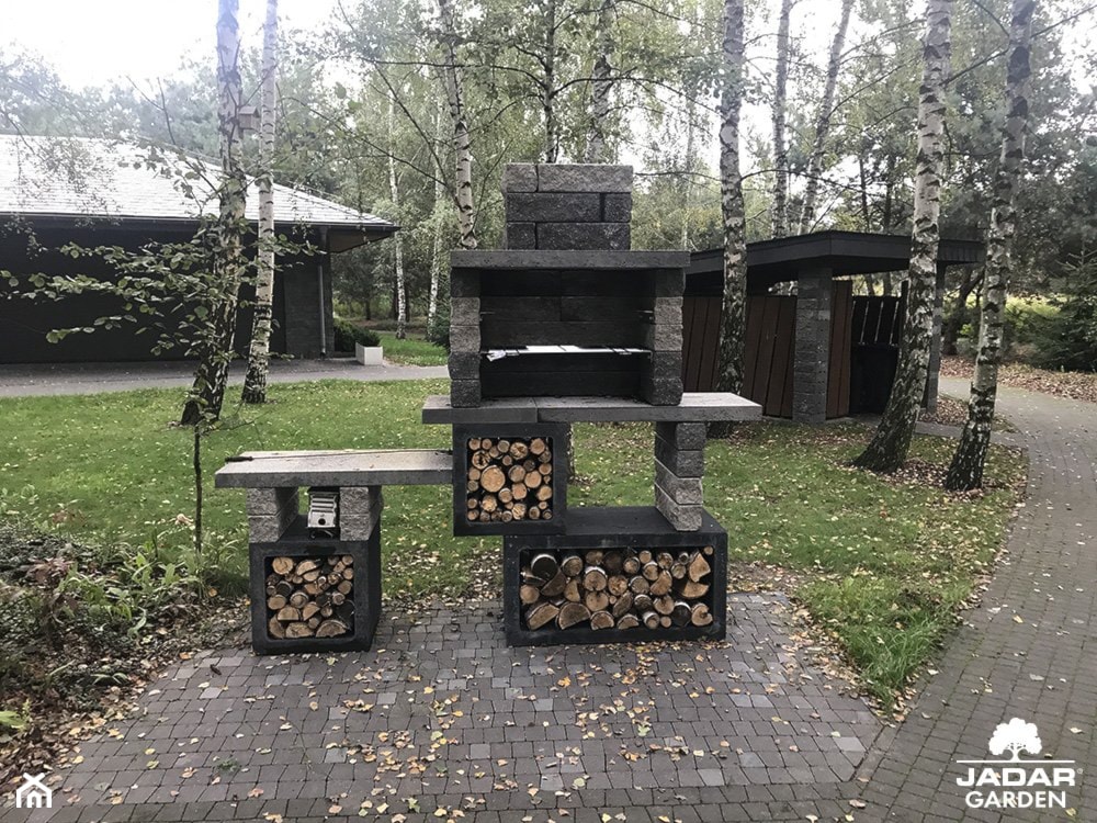 kamienny grill w ogrodzie