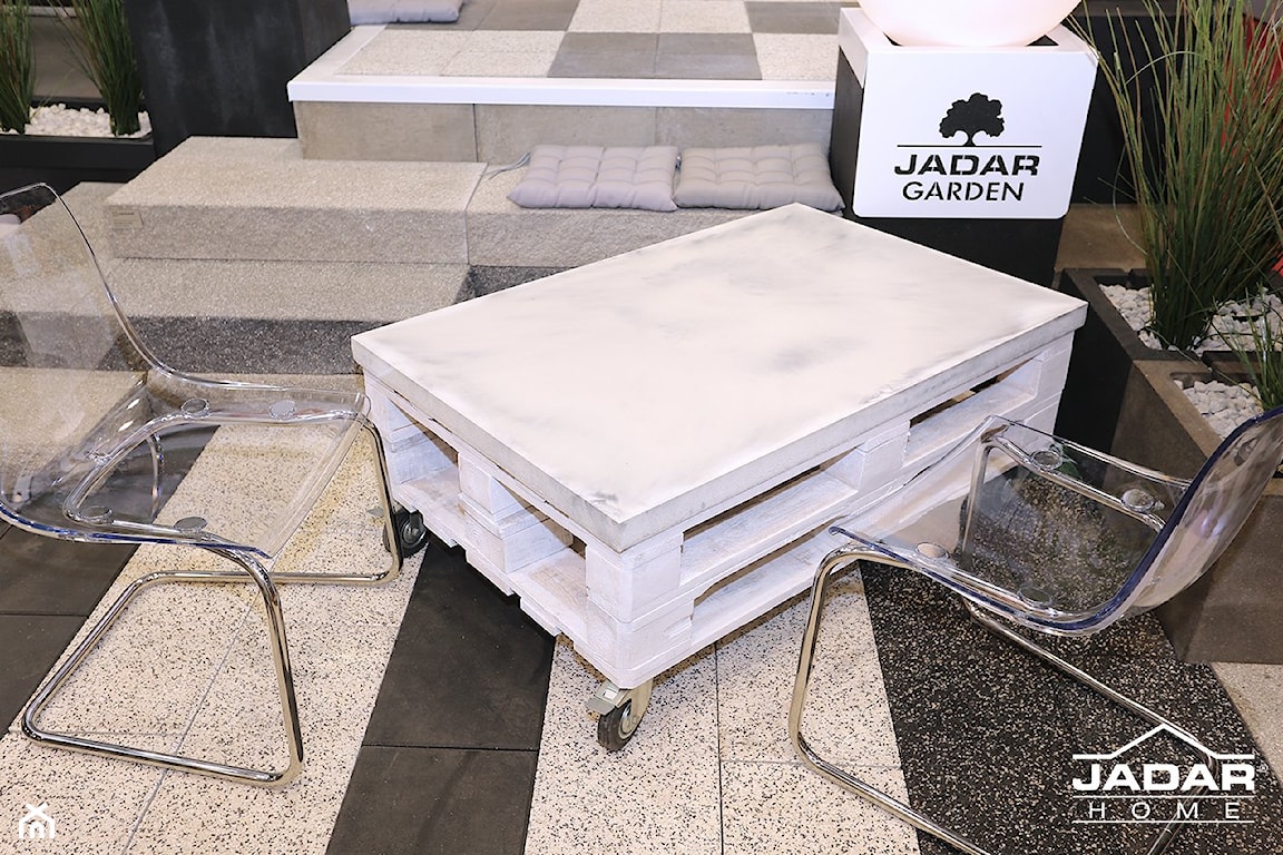 stolik z palet, betonowe płytki na tarasie