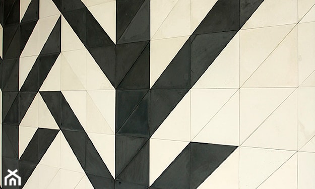 geometryczny wzór z płytek betonowych na ścianie w mieszkaniu