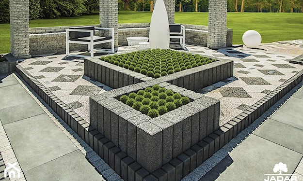 betonowe klomby z zielonymi roślinami, betonowy chodnik