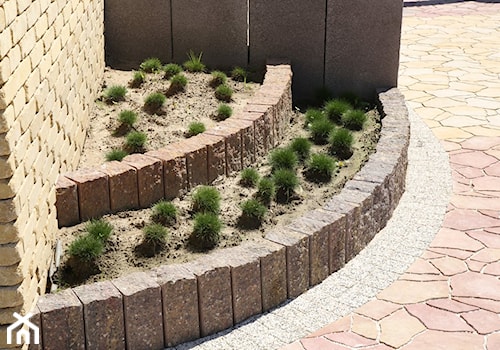 Jadar Garden - Średni z nawierzchnią pokrytą kostką brukową z kamienną nawierzchnią ogród - zdjęcie od Jadar