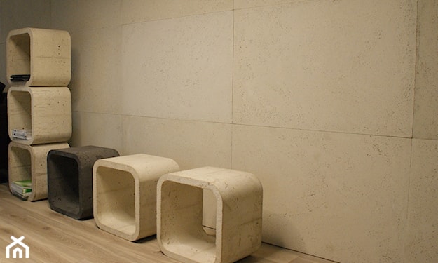 betonowa ściana w biurze