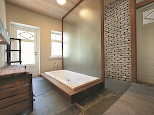 Jadar Home - Duża z marmurową podłogą łazienka z oknem - zdjęcie od Jadar