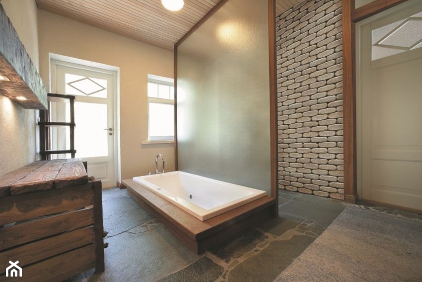Jadar Home - Duża z marmurową podłogą łazienka z oknem - zdjęcie od Jadar - Homebook
