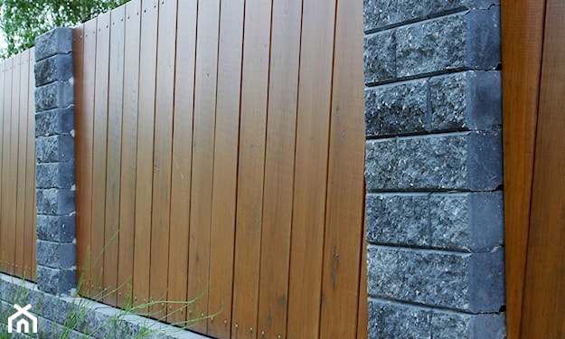 ogrodzenie betonowe z drewnianymi sztachetami