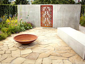 Panel ażurowy ze stali corten na betonowej ścianie w ogrodzie - zdjęcie od RAGGIO